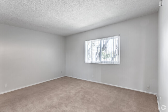 1BR, 1BA - 750 SF - #201 - Reseda On The Park