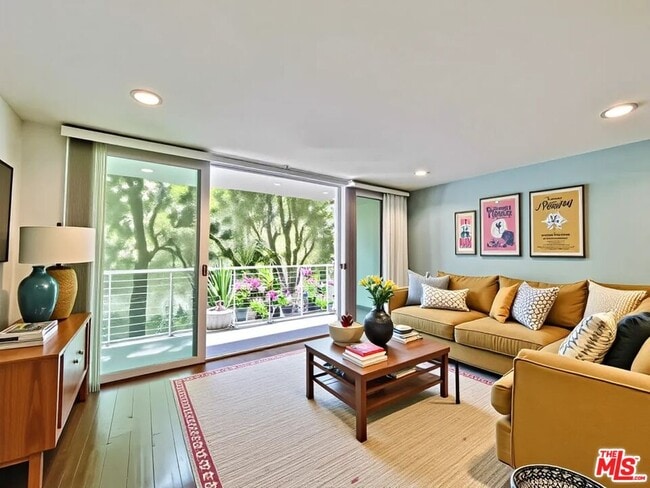 Building Photo - 1920 Hillcrest Rd Unit 8