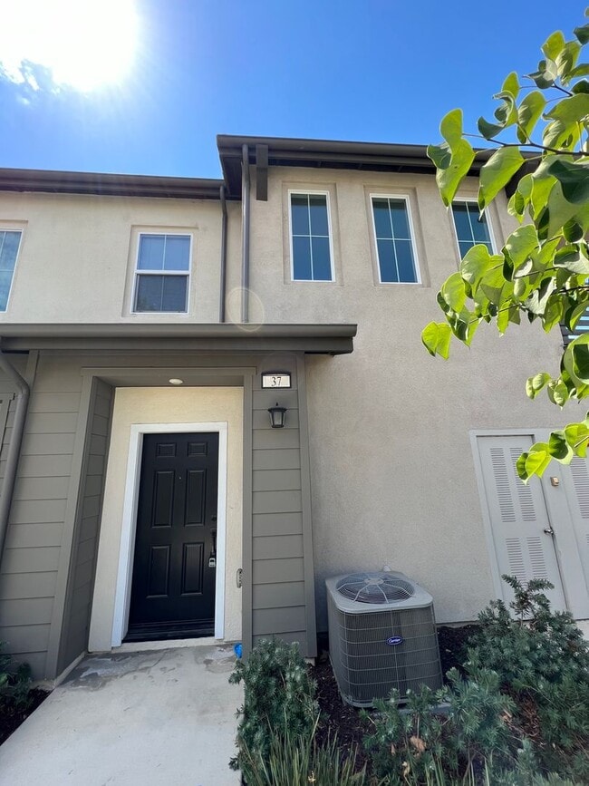 Building Photo - Beautiful 2 Bedroom 2 Bath Townhome