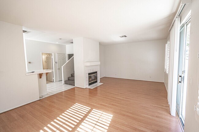 Photo - 4 Bedroom Oaklane Townhome in Santa Clarita!