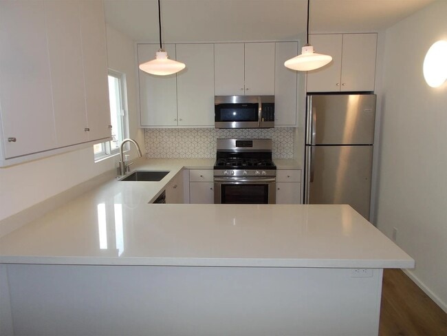 Building Photo - 925 W Balboa Blvd