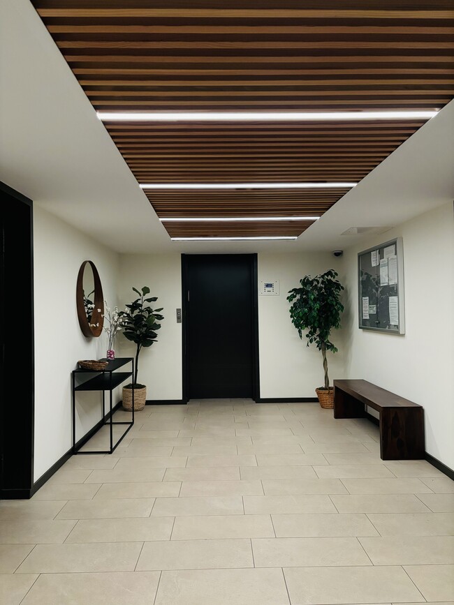 Entrance Lobby - 515 N Jackson St Unit 112