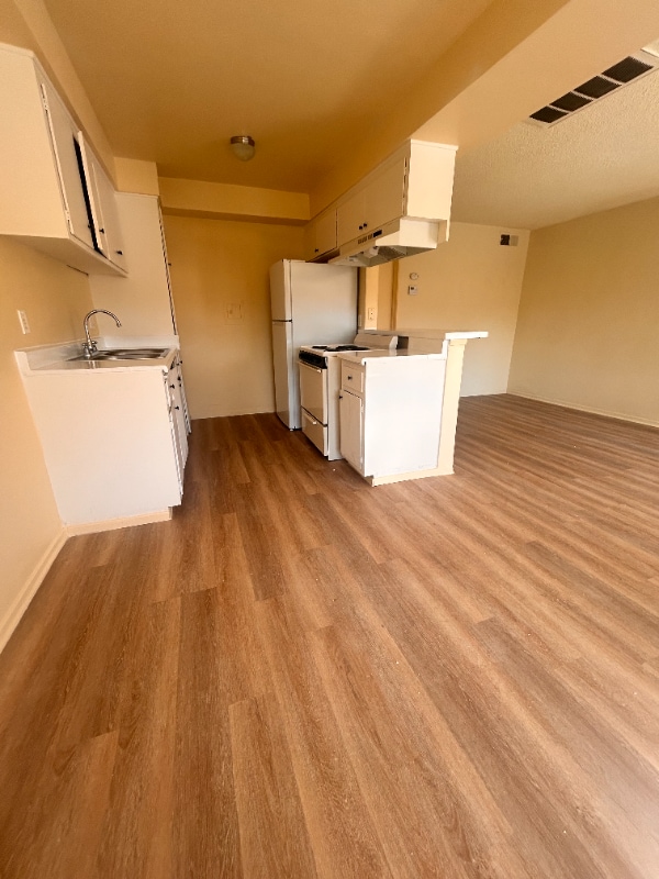 Building Photo - 1001 E Stearns Ave