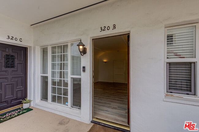 Photo - 320 S Reeves Dr Unit B