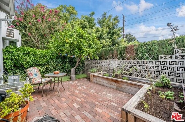 Private yard - 1225 N Hollywood Way Unit A