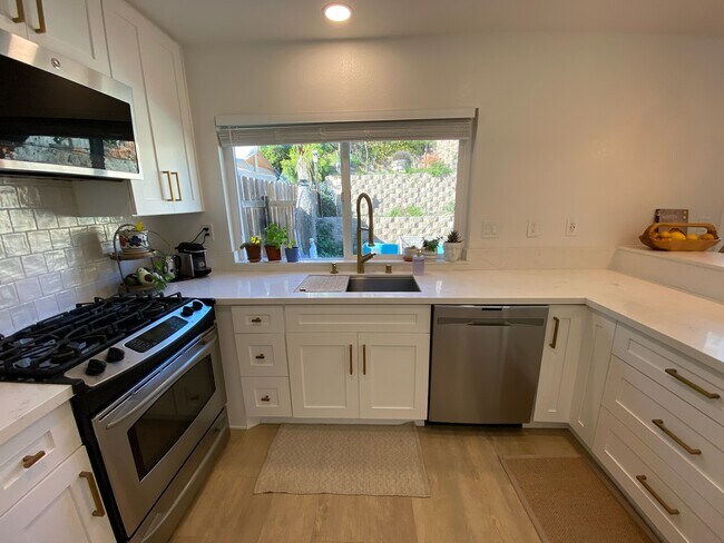 Photo - 970 Woodlake Dr