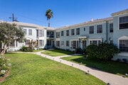Courtyard - 1828-1850 N Edgemont Street Los Angeles, C... Apartments