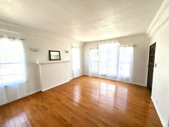 Building Photo - 2817 S Sycamore Ave Rental
