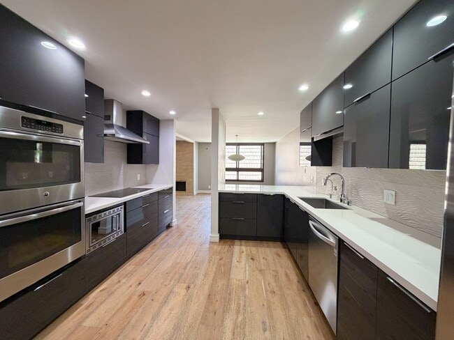 Building Photo - Top Floor Beautiful 2BD 2BA