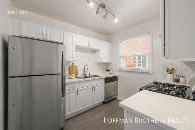 Building Photo - 2001 Beachwood Dr