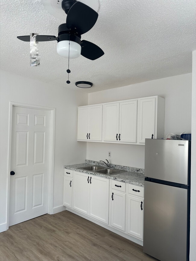 Building Photo - 9036 Carson St Unit #3