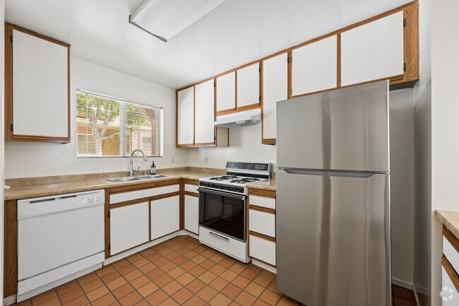 2BR, 2BA - 1000SF - Kitchen - Broadway Village