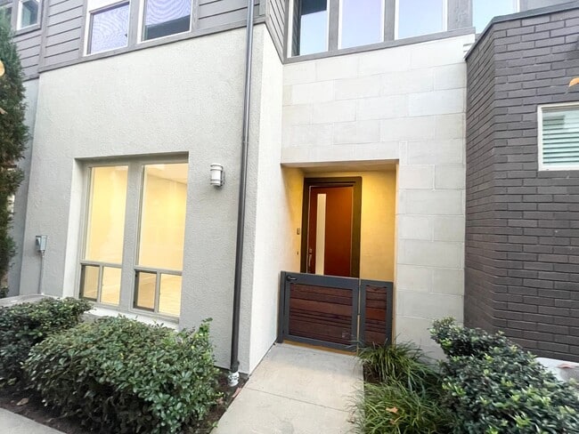 Photo - Updated 3 bed / 2.5 bath home in the desirable Frame & Focus community of Civita