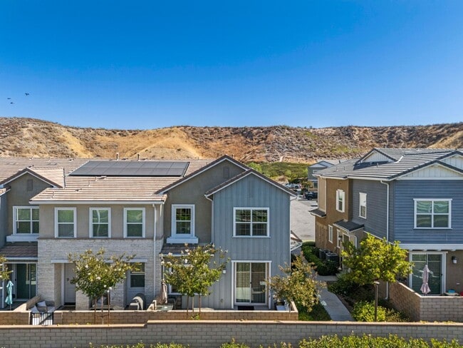 Building Photo - 3 bedroom / 2.5 bathroom/ TOWNHOME in Santa Clarita