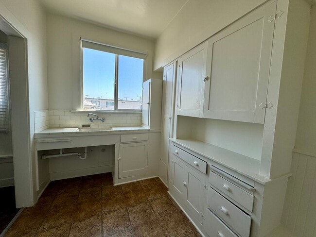 Photo - Spacious and bright Large Studio Centrally... Unit Normandie 1851  20 ACTIVE