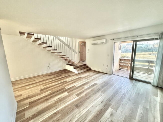 Building Photo - Beautiful 2bd/1.5ba Townhome in Pt. Loma Tennis Club! Pool, gym, jacuzzi, parking, views!