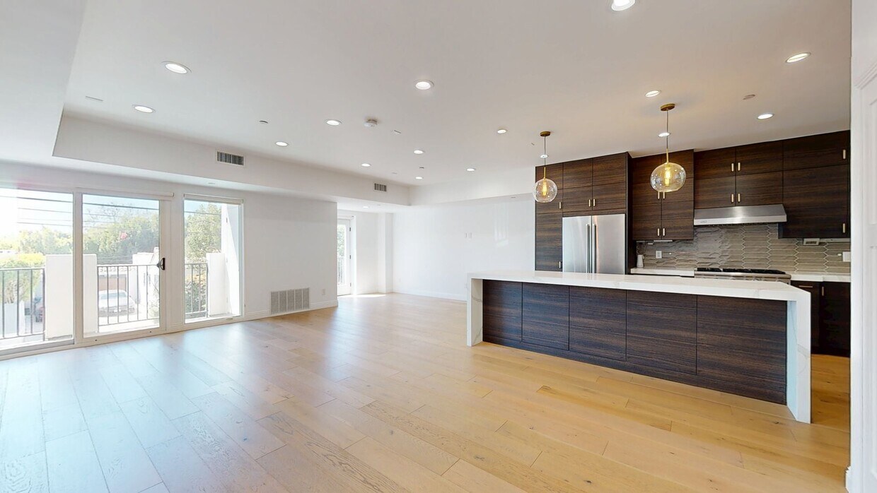3D Tour - 7365 Waring Ave Condo
