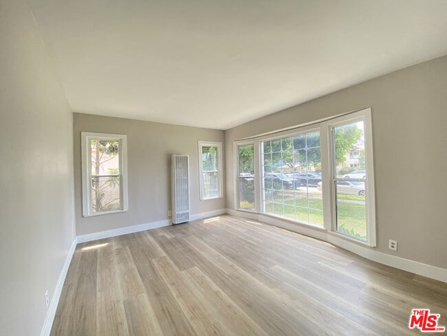 Photo - 2620 S Barrington Ave