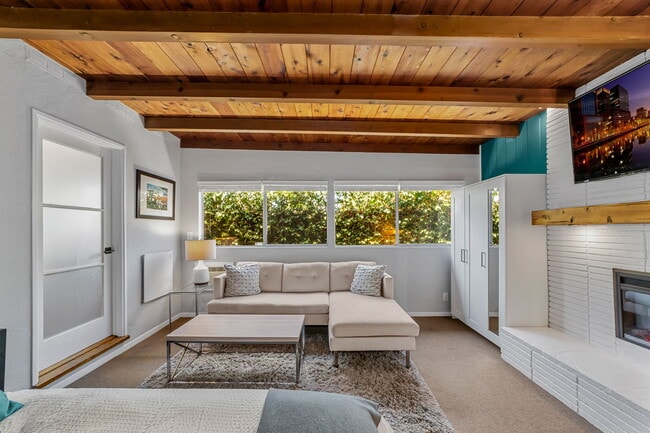 Photo - 4759 Baylor Dr Unit B