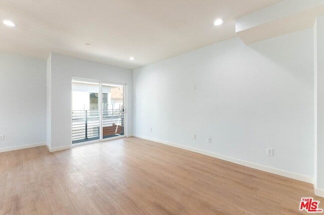 Photo - 756 N Ridgewood Pl