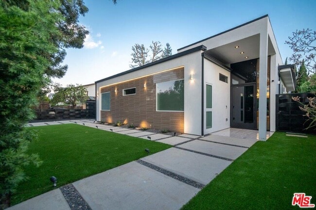 Photo - 11658 Morrison St