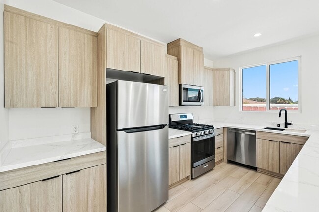 Building Photo - 5142 Los Robles Dr Unit 5144 Los Robles