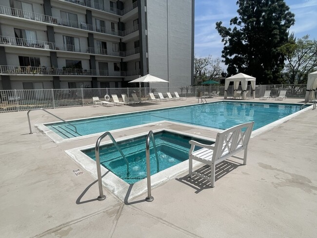 Building Photo - 100 S Doheny Dr Unit 100 South Doheny 313