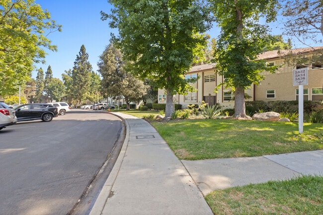 Building Photo - 5830 Bowcroft St Unit Cameo Woods