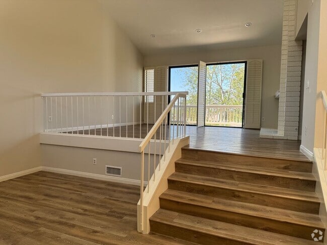 Building Photo - 5 Valley View Rental
