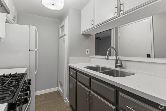 Building Photo - 533 E 11th St Rental
