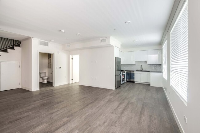 Photo - 6120 Woodman Ave