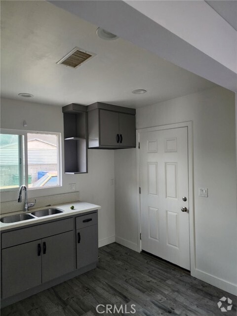 Building Photo - 1020 W 47th St Rental
