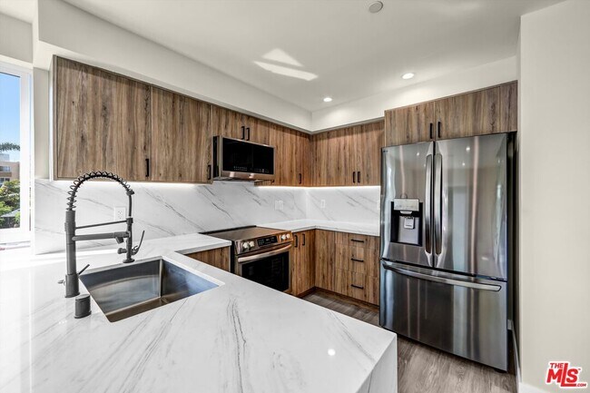 Photo - 1305 N Sycamore Ave Unit 1305