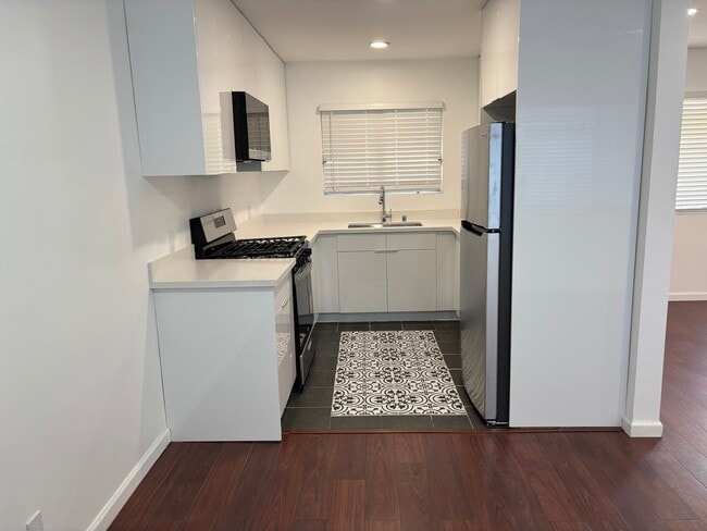 Photo - 1333 Centinela Ave