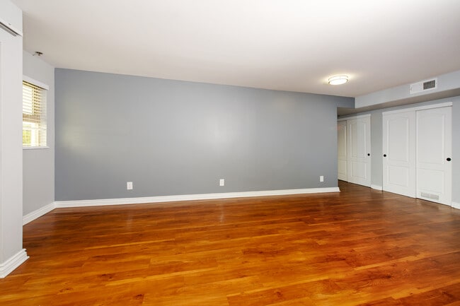 Photo - Hollywood View Towers