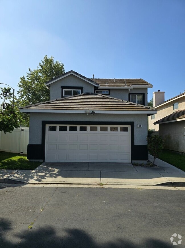 Building Photo - Beautiful Home in Corona for Lease