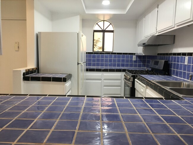 Kitchen with hand painted tiles - 4627 Finley Ave Unit 101