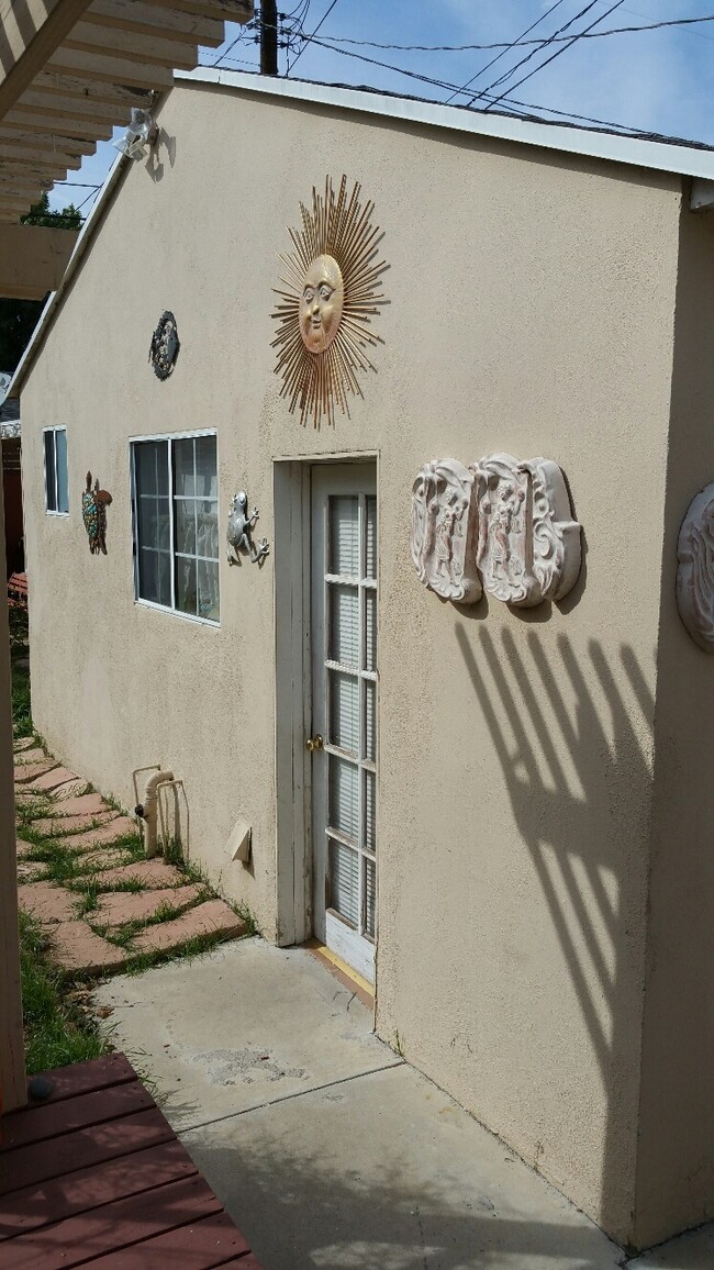 Building Photo - 5725 Burnet Ave Unit GH