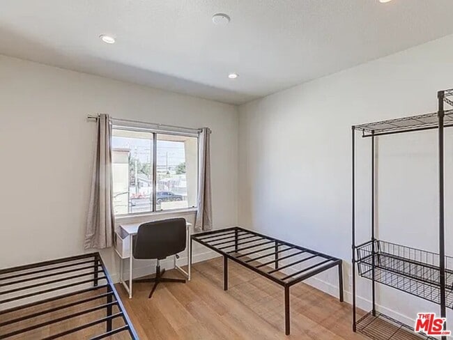 Building Photo - 1281 W 38th St Rental