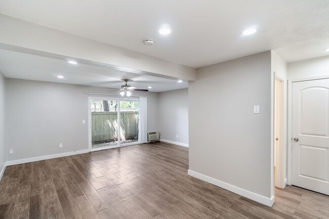 Photo - Country Squire Apartments
