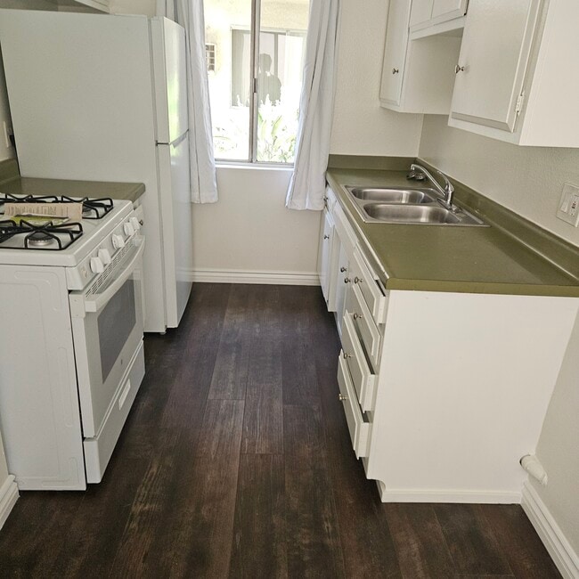 Kitchen - 8809 Etiwanda Ave