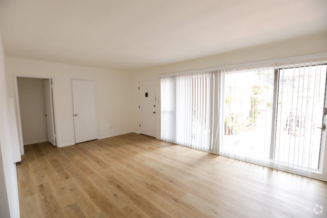 Building Photo - 260 S Sycamore Ave Rental