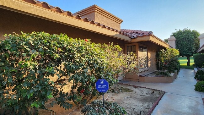 Building Photo - Two bedroom, two bath on the 15th fairway