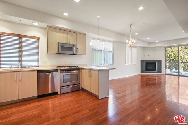 Building Photo - 819 S Holt Ave Unit 201