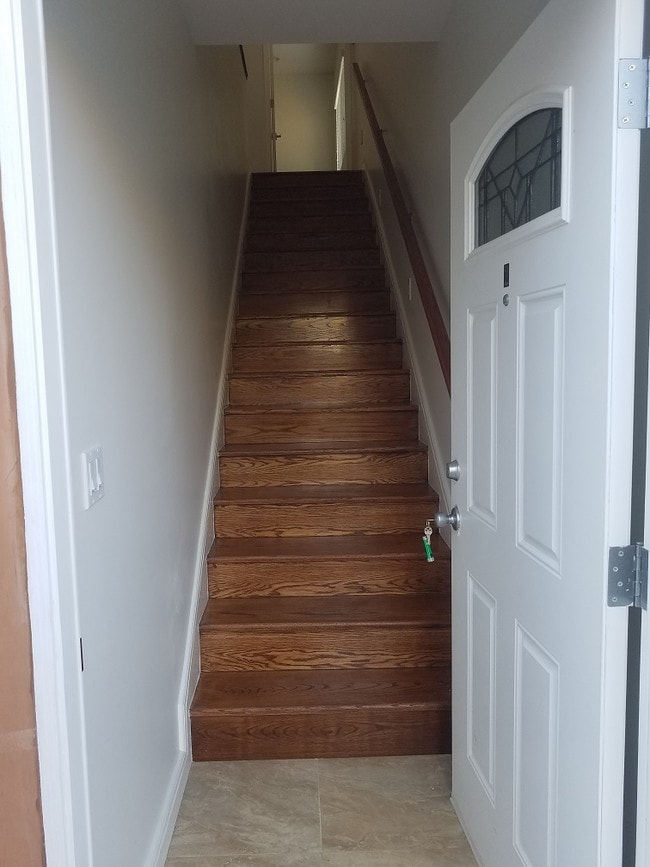 Entrance way - 1429 S Sycamore Ave