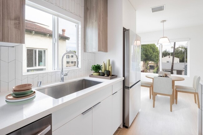 Photo - 921 N Gardner St