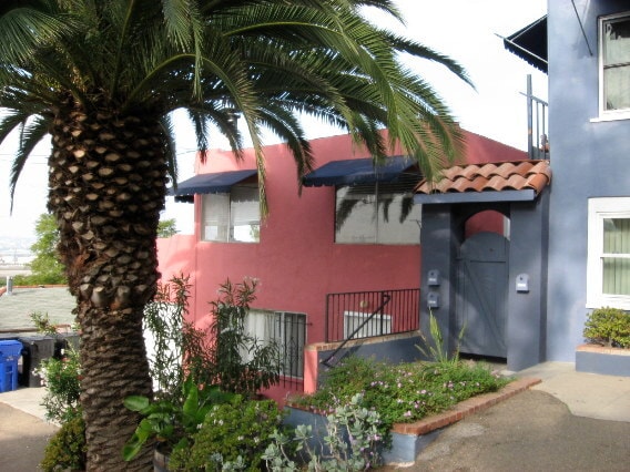Lower unit - 3506 Columbia St Unit B