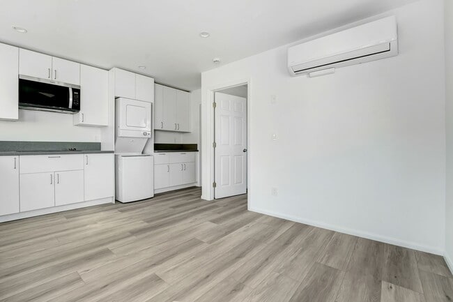 Photo - Newly renovated 1 bedroom / 1 bath apartment available now! Unit 1514 1/2