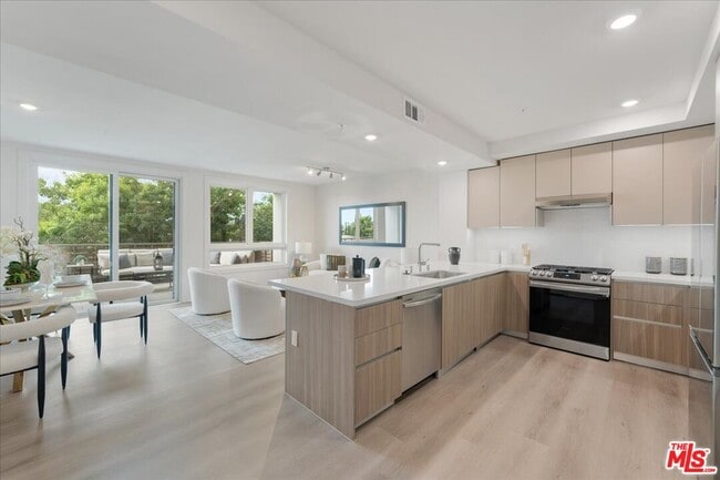 Photo - 860 E Valley Blvd