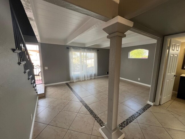 Photo - 528 Raintree Dr
